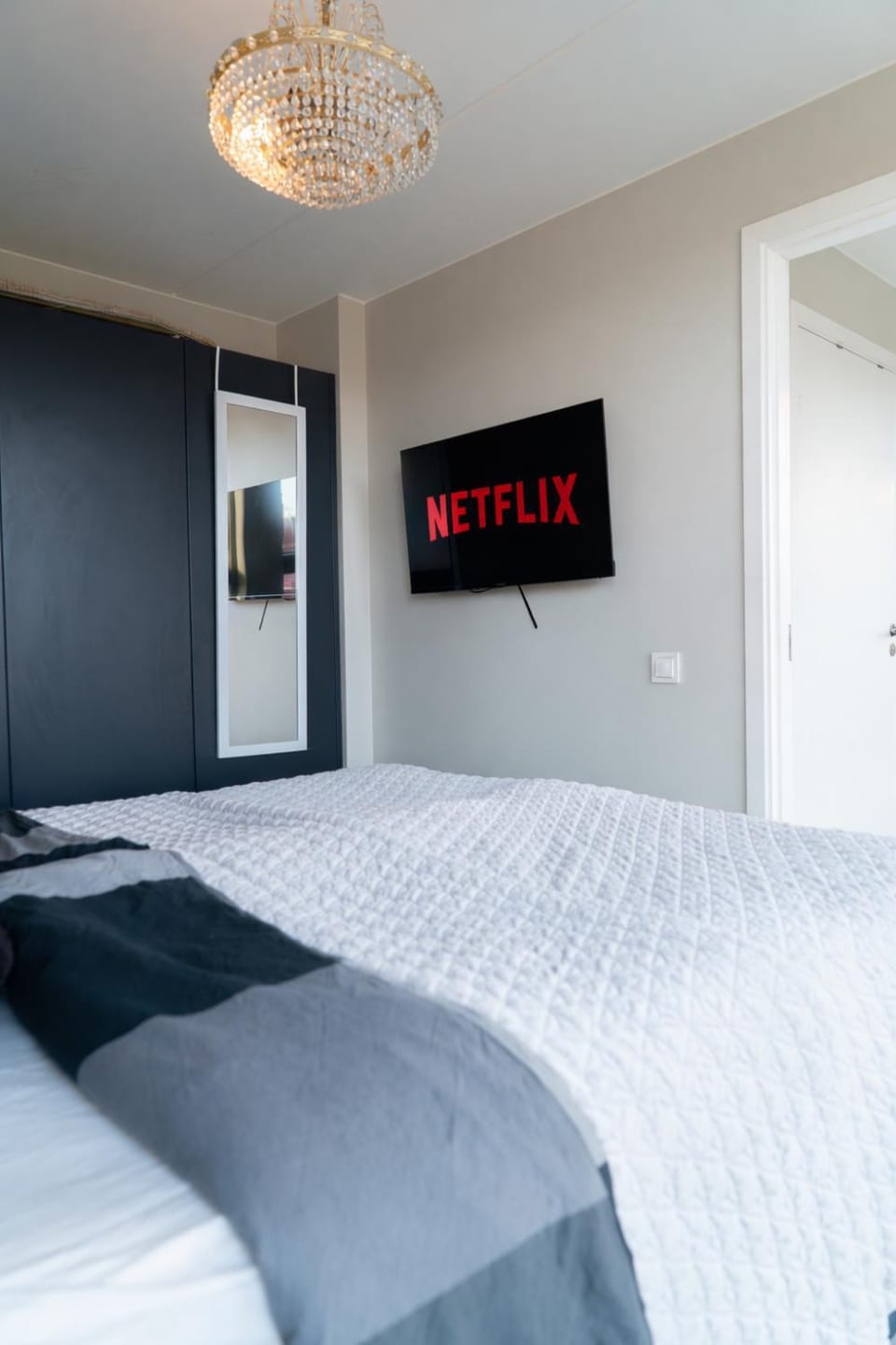Bed, TV and multimedia, Evening entertainment, Bedroom