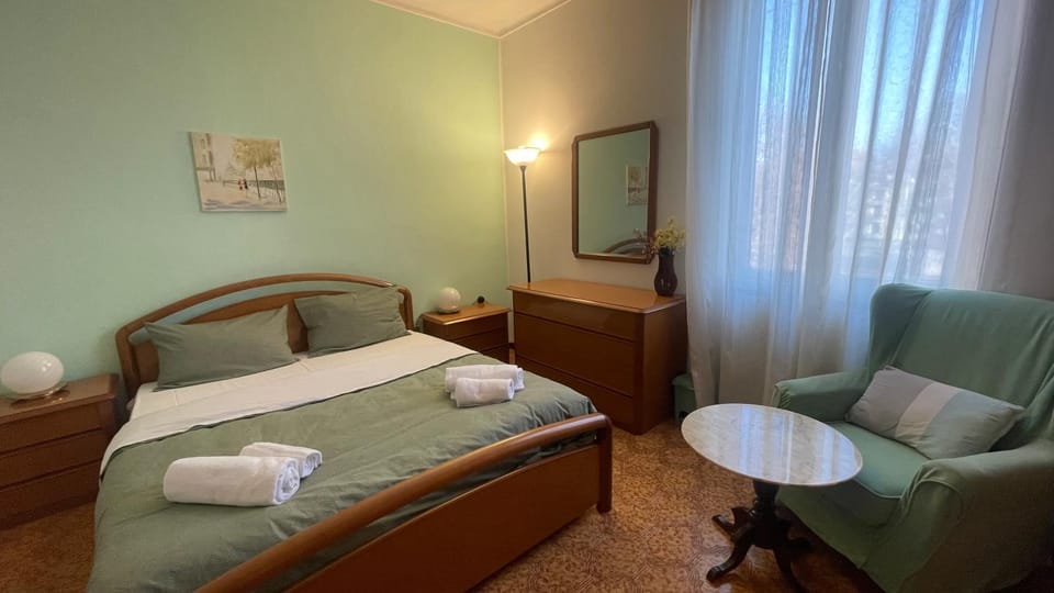 Bedroom, towels