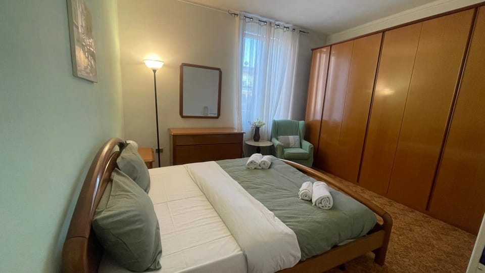 Bedroom, towels, wardrobe