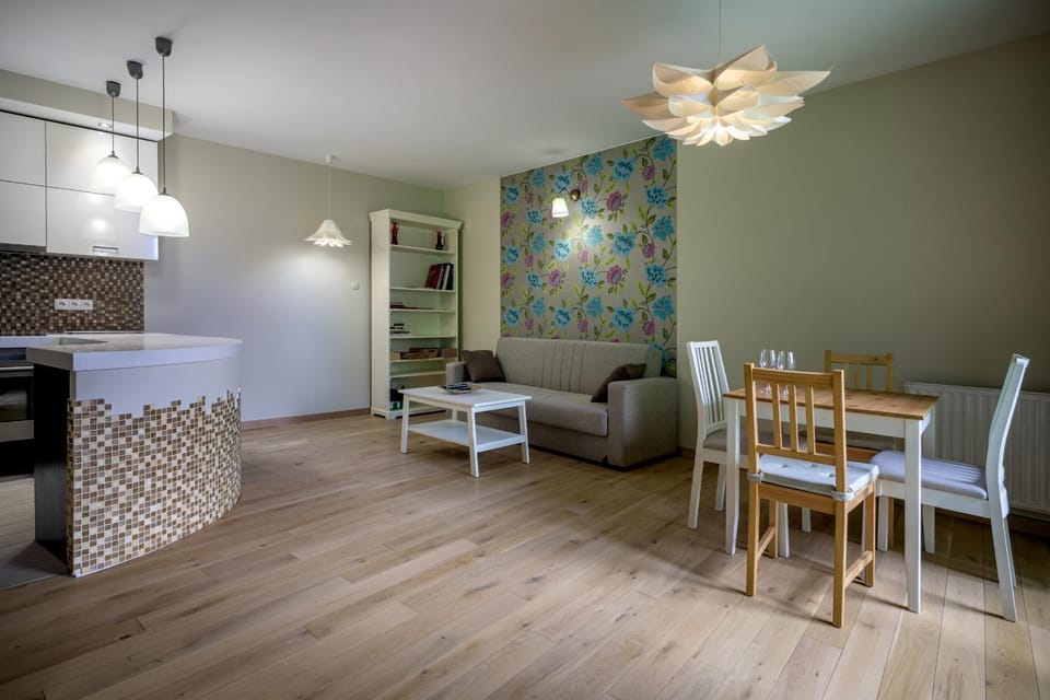 Kitchen or kitchenette, Seating area