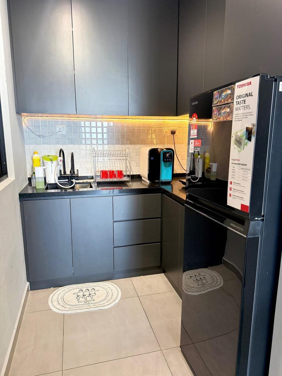 Kitchen or kitchenette, oven
