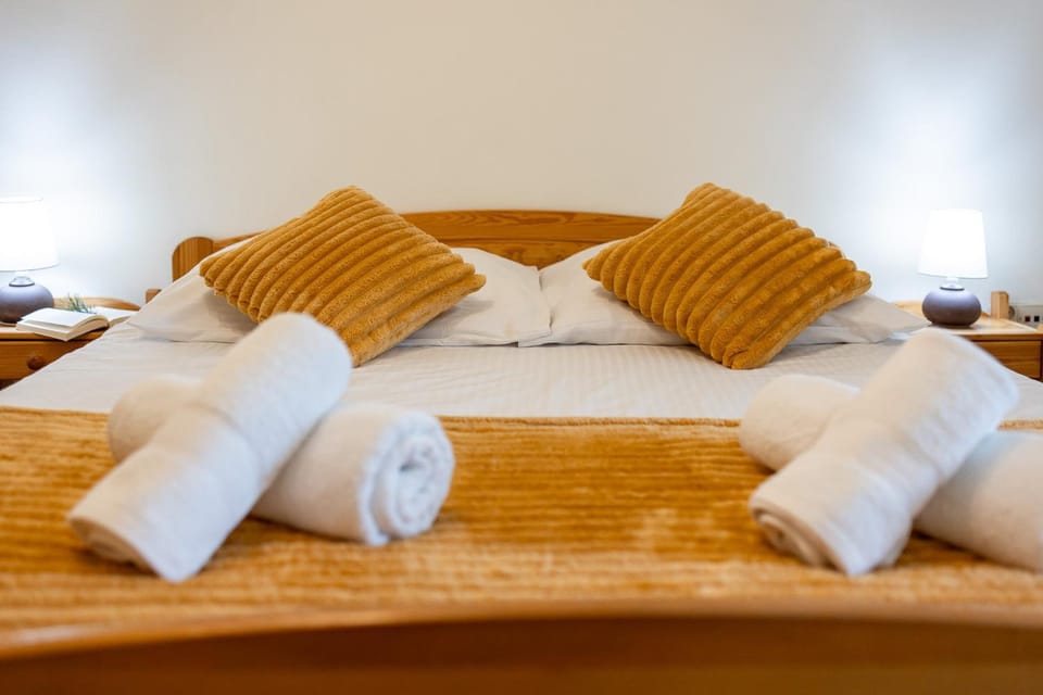 Bed, Photo of the whole room, Bedroom, towels
