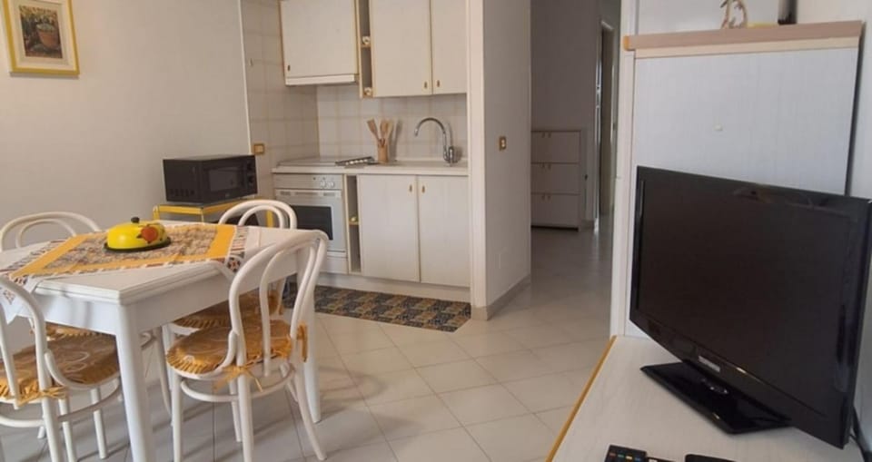 Property building, Kitchen or kitchenette, Living room