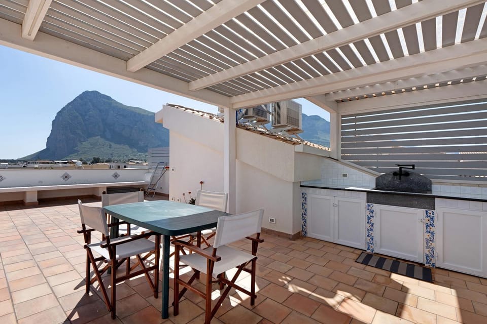 Property building, Balcony/Terrace, Living room