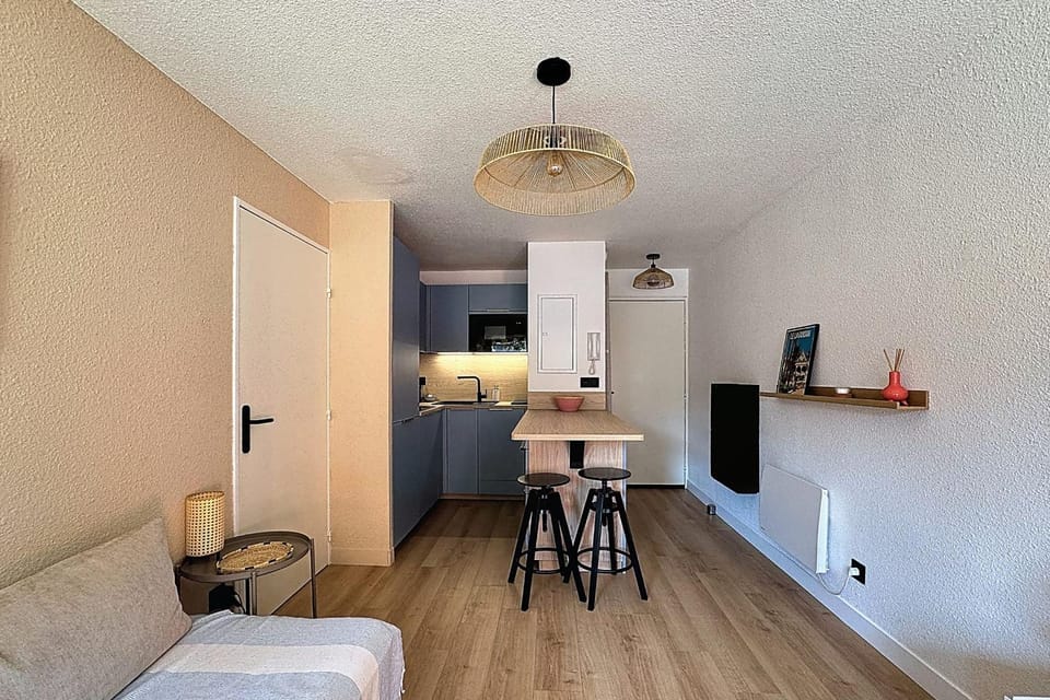 Charming Air-Conditioned Apartment with Terrace & Parking 600 m from the Apartment in Le Lavandou