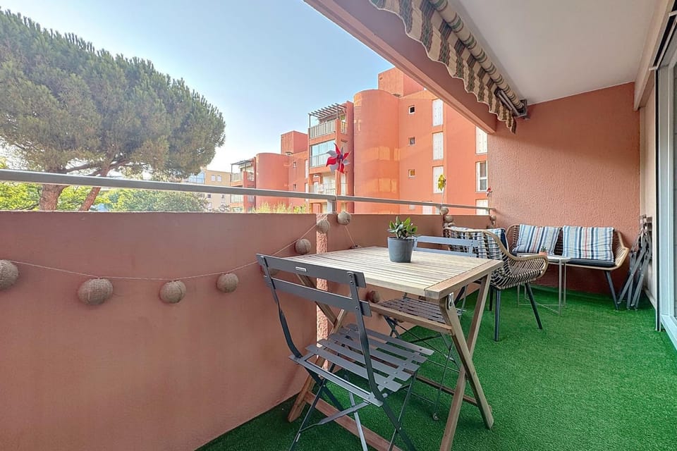 Charming Air-Conditioned Apartment with Terrace & Parking 600 m from the Apartment in Le Lavandou