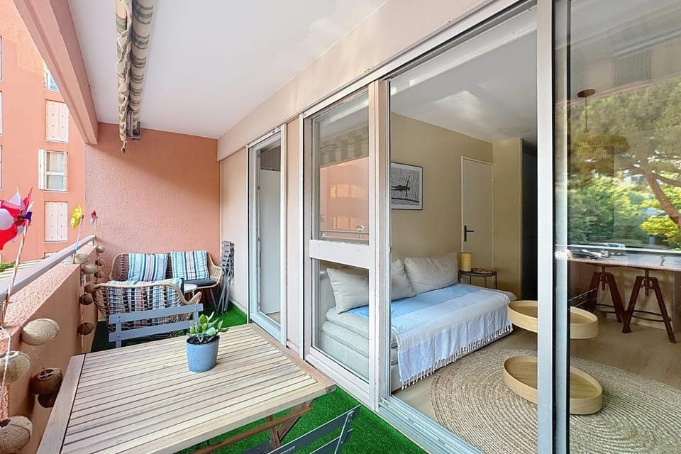 Charming Air-Conditioned Apartment with Terrace & Parking 600 m from the Apartment in Le Lavandou