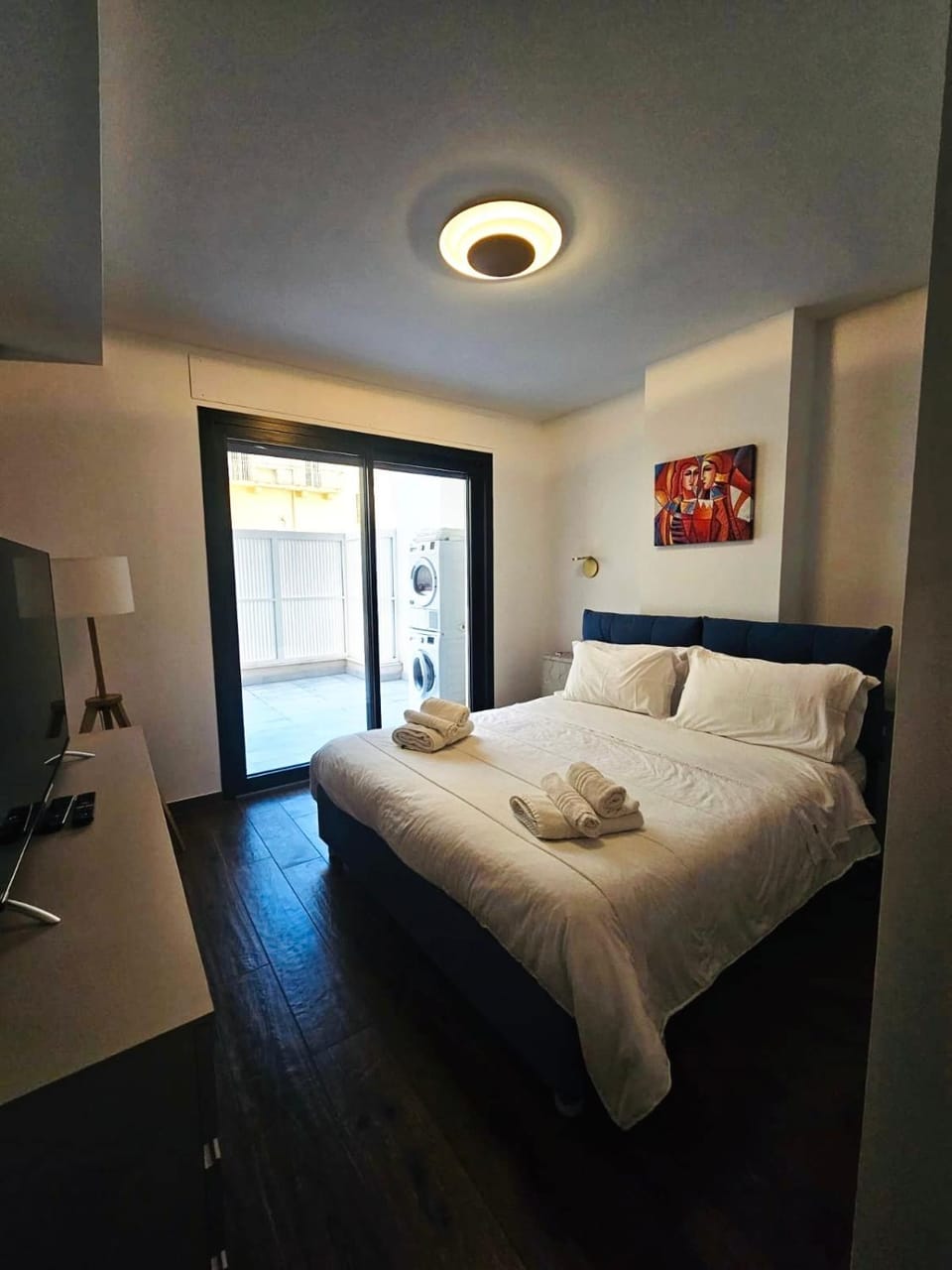 Bed, TV and multimedia, Photo of the whole room, Bedroom, towels