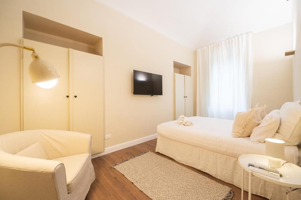 Bed, TV and multimedia, Photo of the whole room, Bedroom
