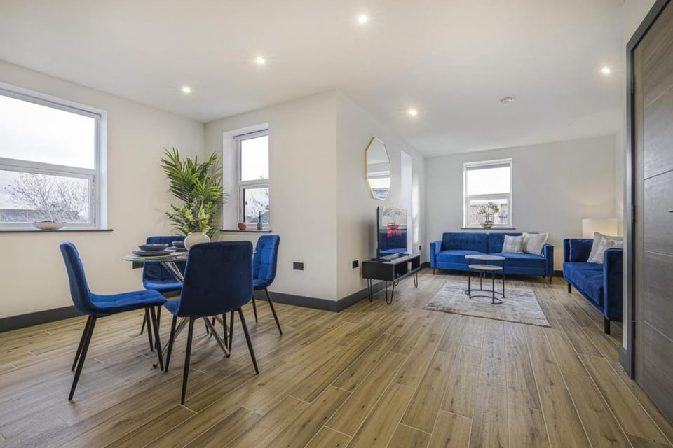 Majestic House - 2 BR - Borehamwood Station Apartment in London
