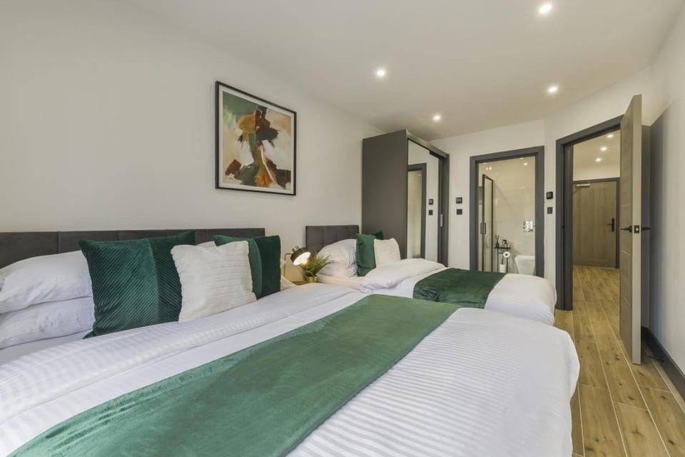 Majestic House - 2 BR - Borehamwood Station Apartment in London