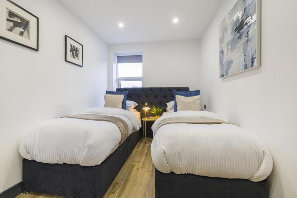 Majestic House - 2 BR - Borehamwood Station Apartment in London