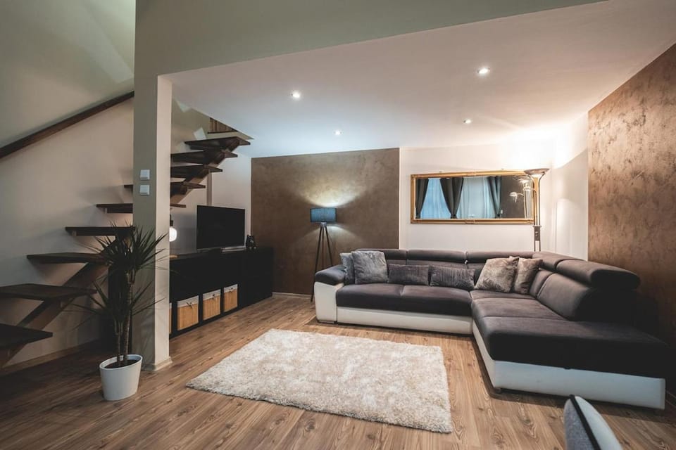 Spacious & Modern 3BR Flat by Andrassy Blvd Apartment in Budapest