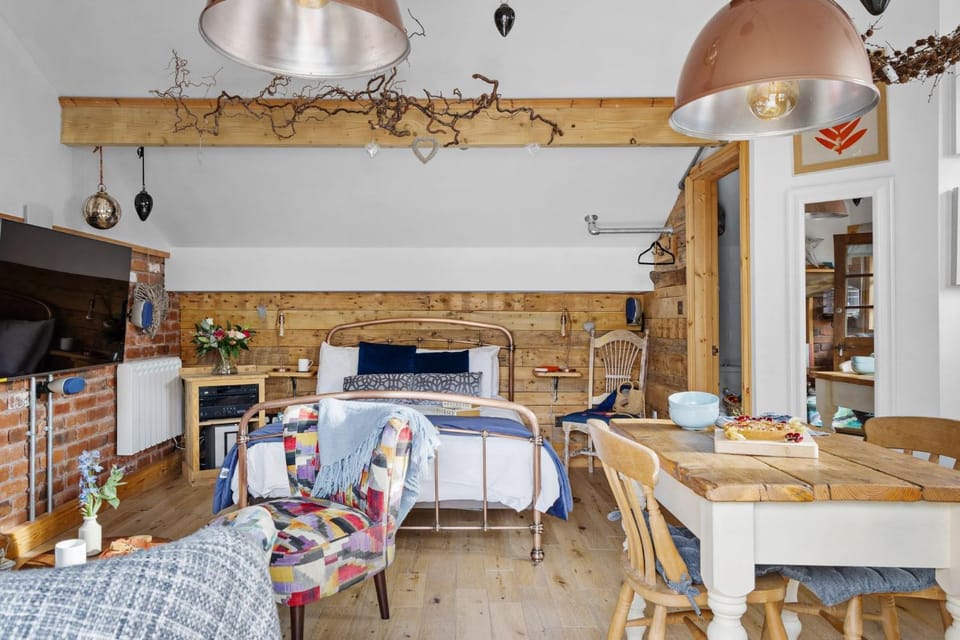 Bed, TV and multimedia, Seating area, Dining area