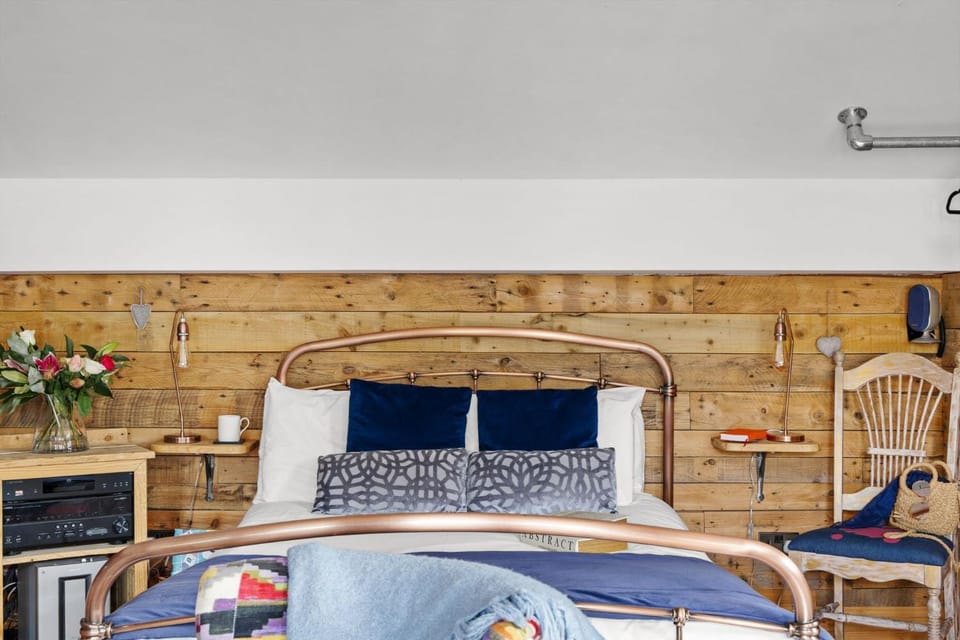 Bed, Seating area