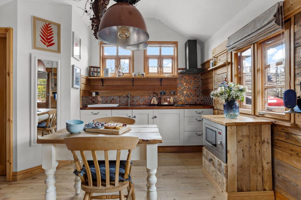 Coffee/tea facilities, Kitchen or kitchenette, Dining area, microwave, pet friendly, stove, toaster