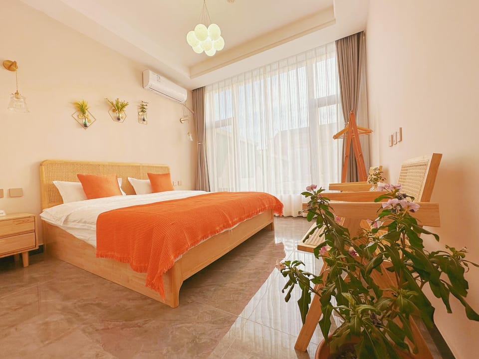 Photo of the whole room, Bedroom