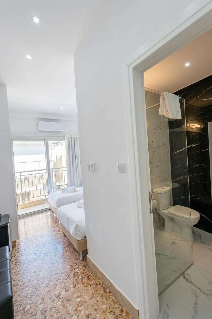 Deluxe Studios with Balcony in Old Town Apartment in Paphos