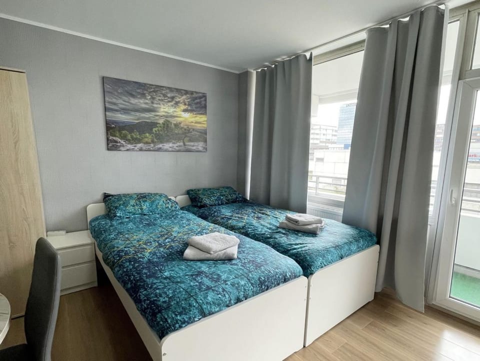 Bed, towels