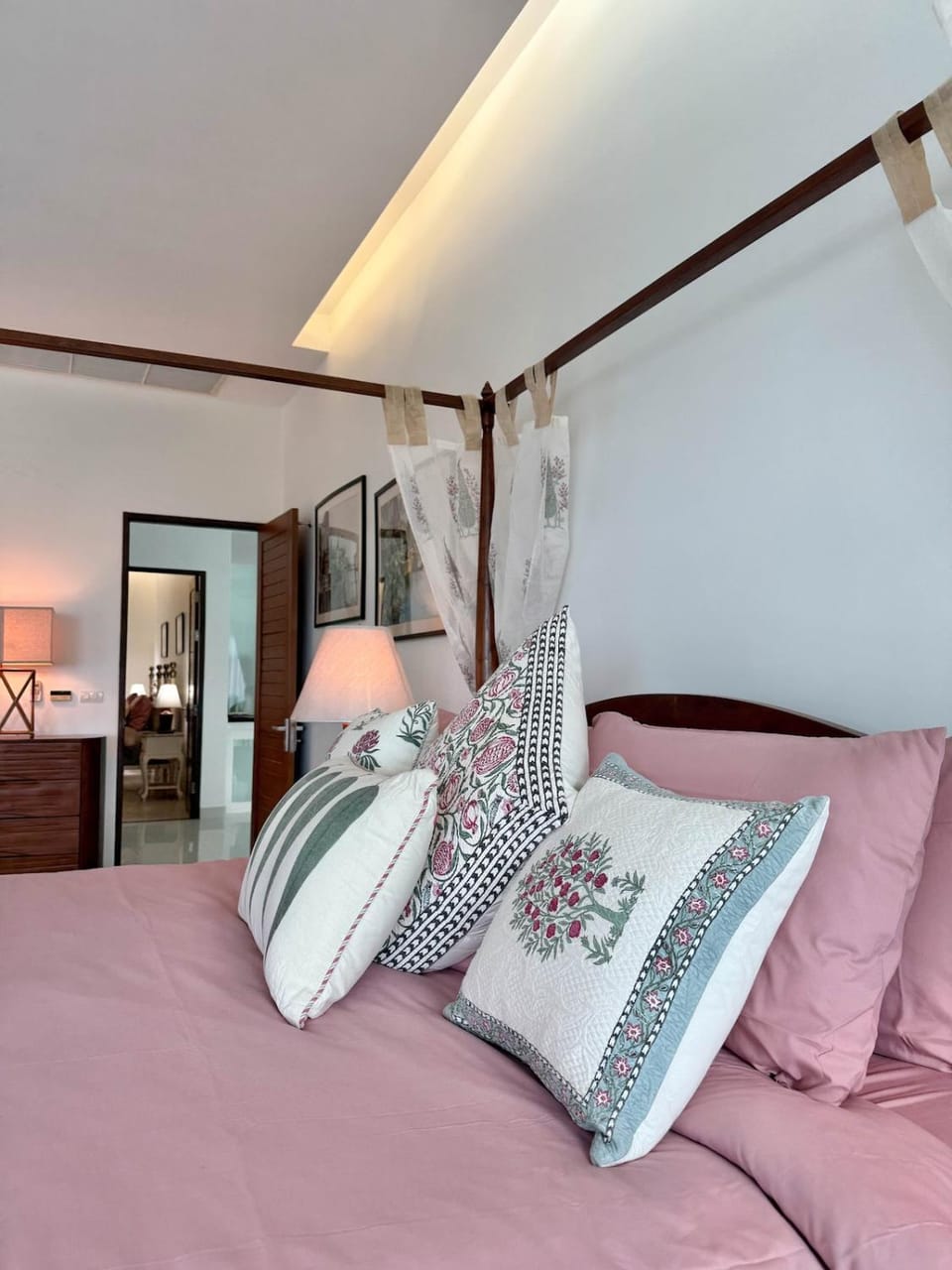 Bed, Living room, Photo of the whole room, Seating area, Bedroom