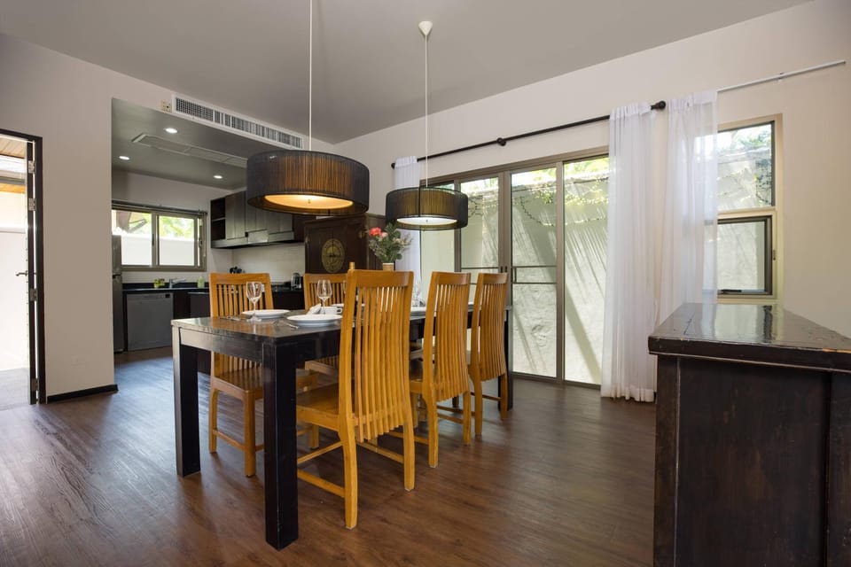 Kitchen or kitchenette, Dining area