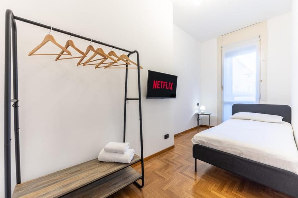 Duomo 7 min - 3 Bedrooms, Terrace & Parking Apartment in Milan