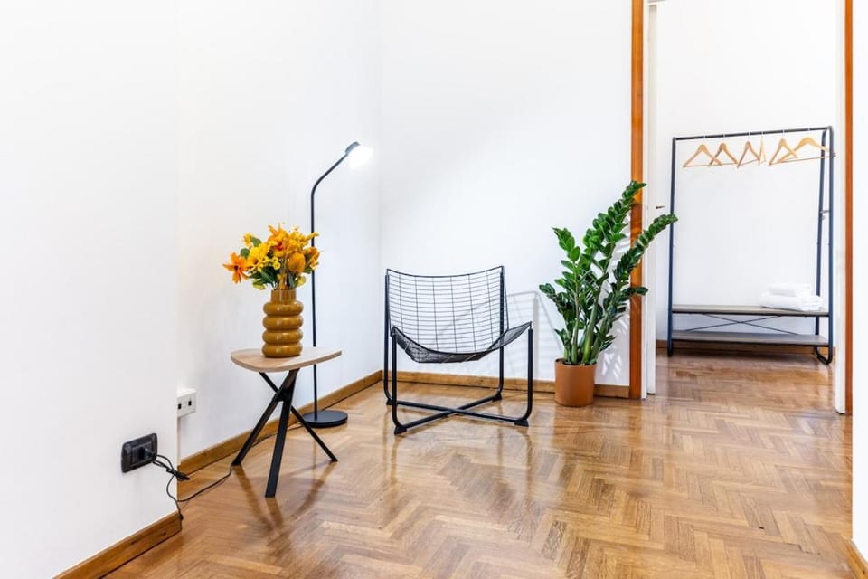Duomo 7 min - 3 Bedrooms, Terrace & Parking Apartment in Milan