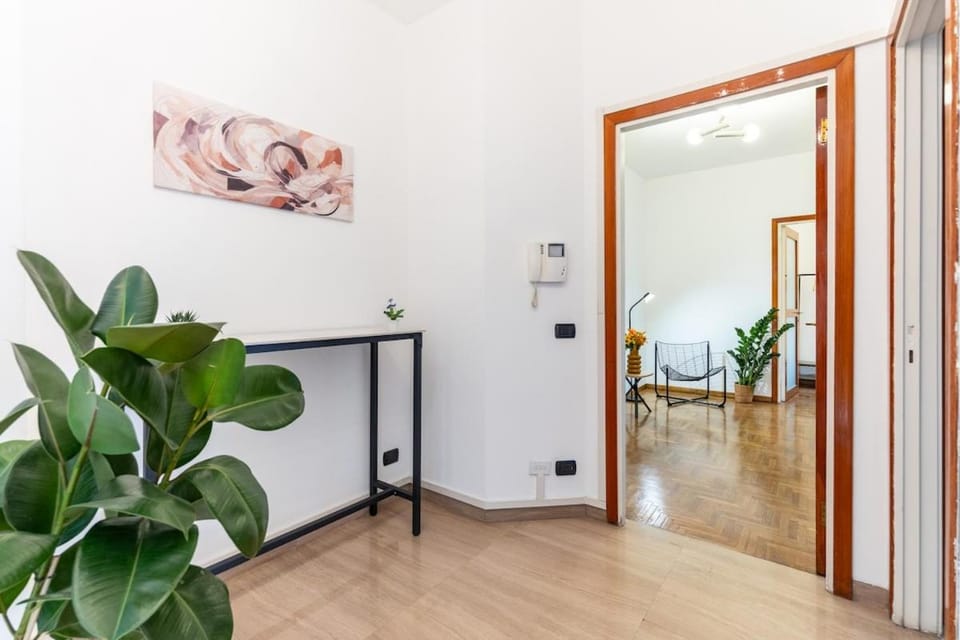 Duomo 7 min - 3 Bedrooms, Terrace & Parking Apartment in Milan