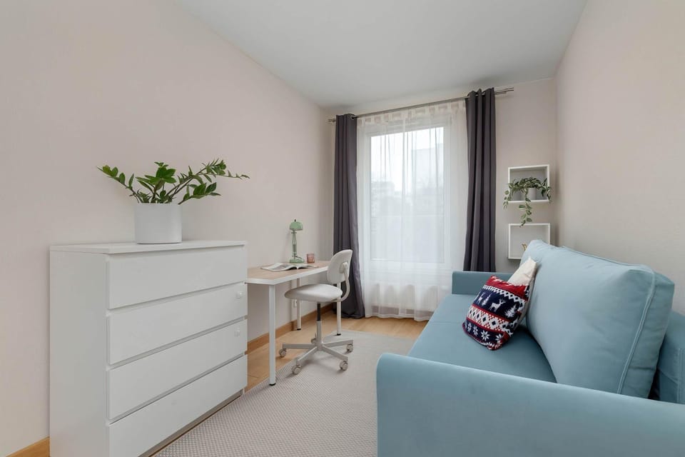 Bed, Photo of the whole room, Seating area, Bedroom