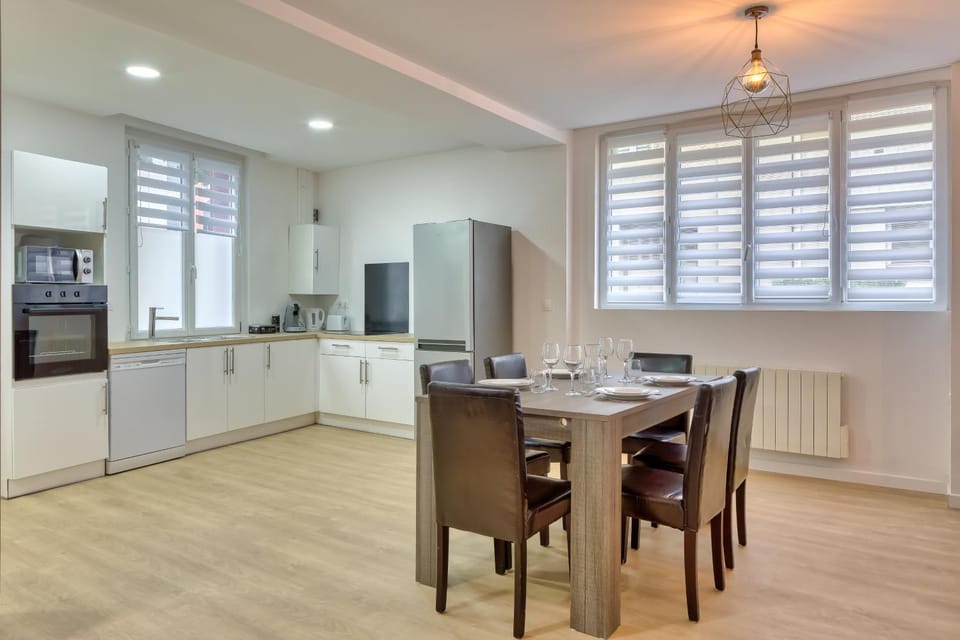 Kitchen or kitchenette, Dining area, dishwasher, oven, stove
