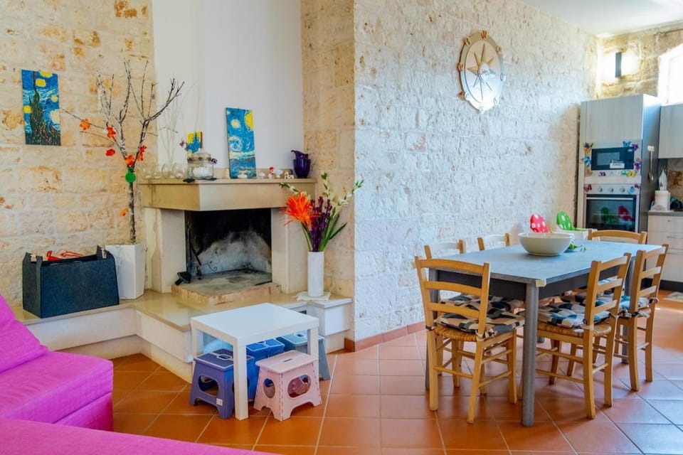 Dining area, fireplace
