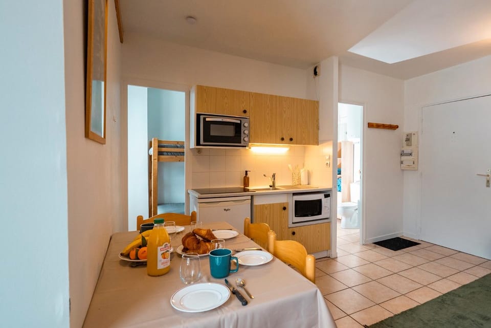 Kitchen or kitchenette, Dining area, oven, stove