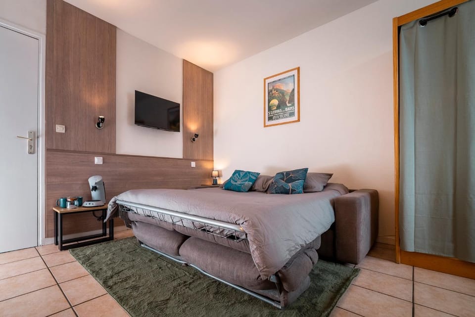 Bed, TV and multimedia, Living room, Seating area