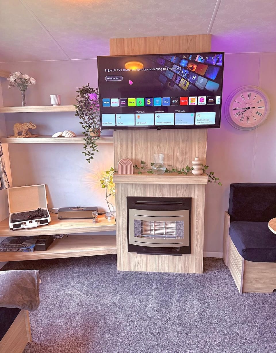 The Eden - Sleeps 8 Pet Friendly Free Wi-Fi With Patio Camber Sands Cosy Spacious Modern 8 Berth Caravan House in Camber
