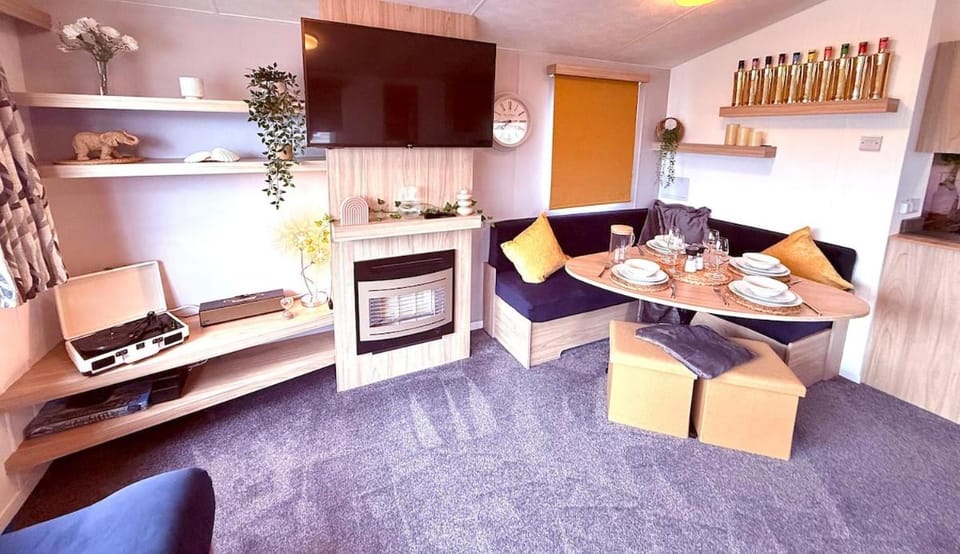 The Eden - Sleeps 8 Pet Friendly Free Wi-Fi With Patio Camber Sands Cosy Spacious Modern 8 Berth Caravan House in Camber
