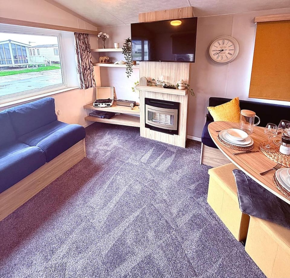 The Eden - Sleeps 8 Pet Friendly Free Wi-Fi With Patio Camber Sands Cosy Spacious Modern 8 Berth Caravan House in Camber
