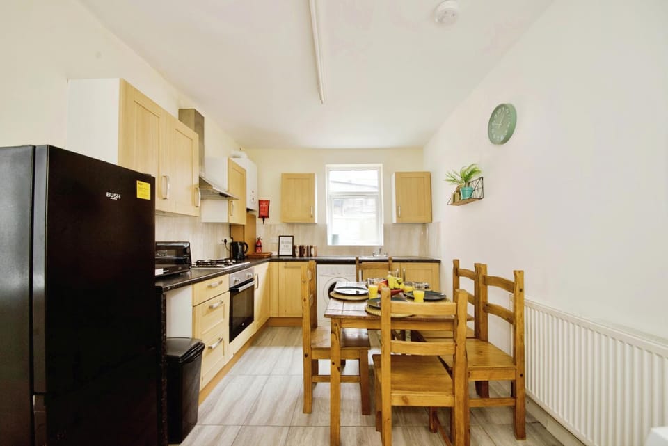 Coffee/tea facilities, Kitchen or kitchenette, Dining area, microwave, oven, stove, washing machine, kitchen