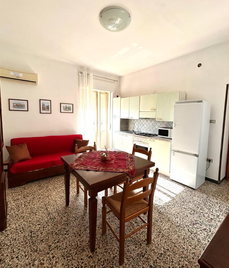 Kitchen or kitchenette, Living room, Seating area, Dining area, oven, stove