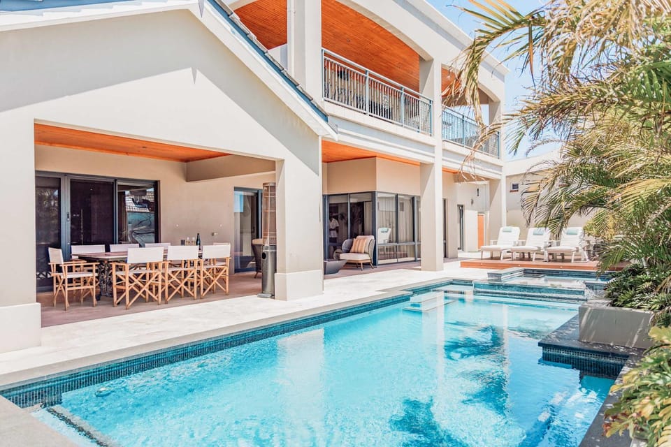 Property building, Patio, Day, Hot Tub, Balcony/Terrace, Balcony/Terrace, Spa and wellness centre/facilities, Pool view, Swimming pool, Swimming pool, sunbed