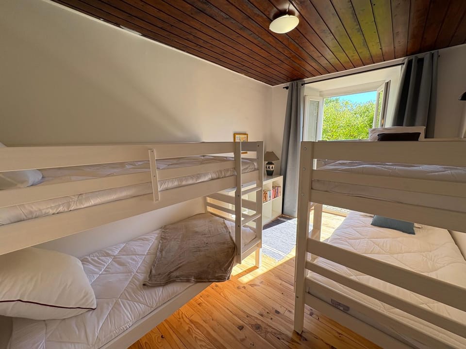Bedroom, bunk bed
