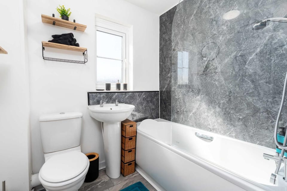 Spacious 3 Bedroom Home with 6 Beds Private Garden and Driveway Parking House in Sheffield