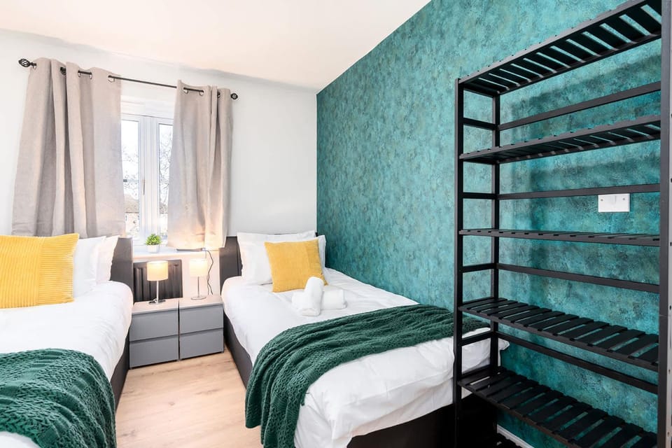 Spacious 3 Bedroom Home with 6 Beds Private Garden and Driveway Parking House in Sheffield