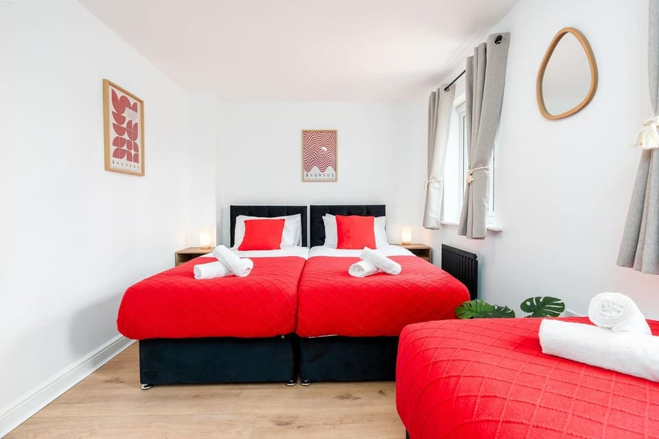 Bed, Bedroom, towels