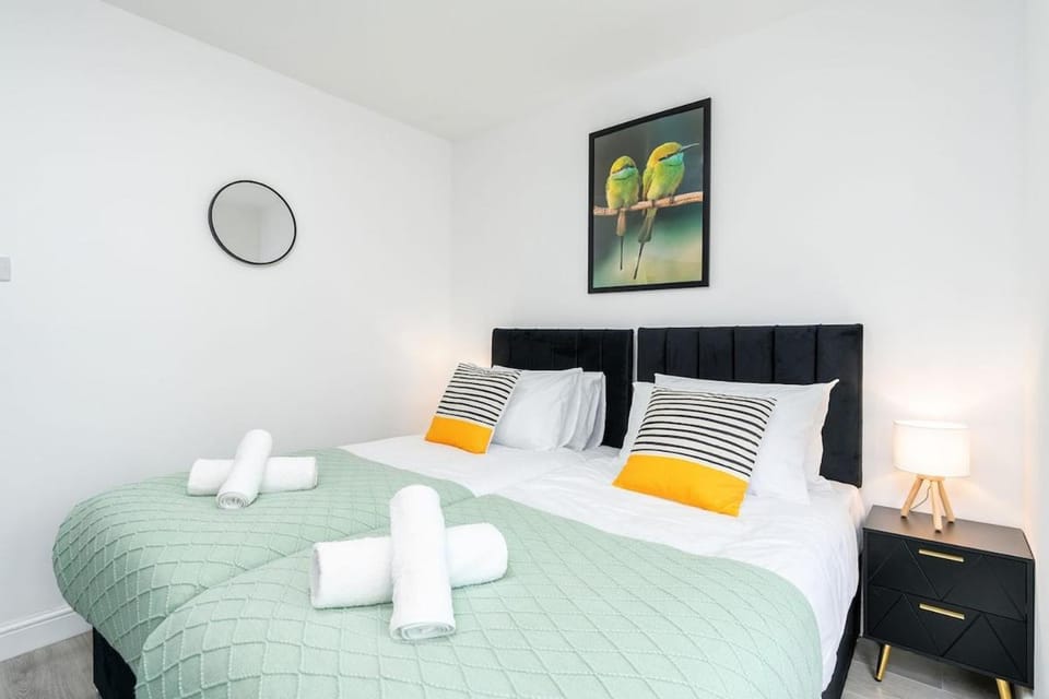 4 Bedroom House with 8 Beds, Driveway and Garden, Sheffield House in Sheffield