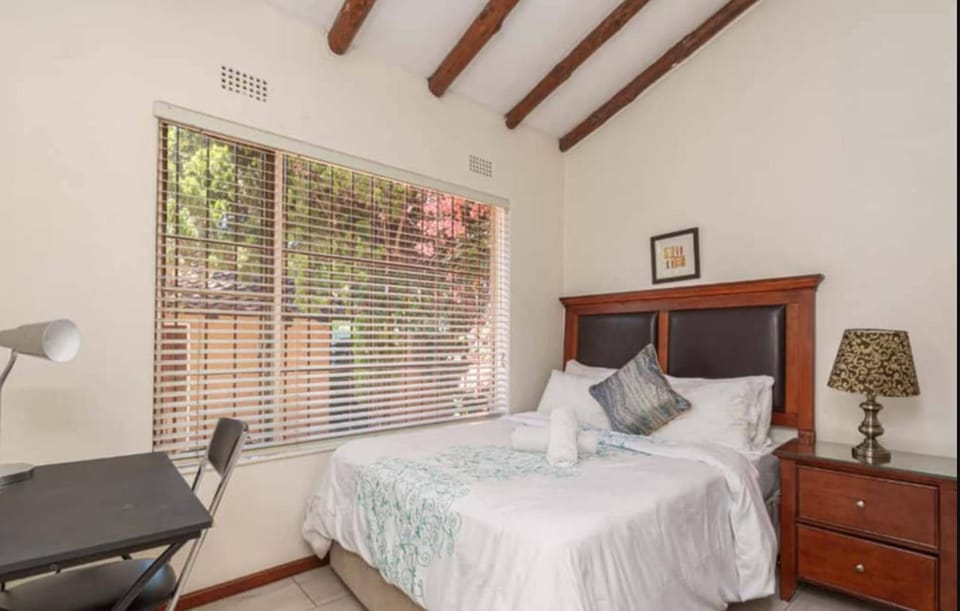 Birdsong in Sandton and Charming Townhouse Retreat House in Sandton