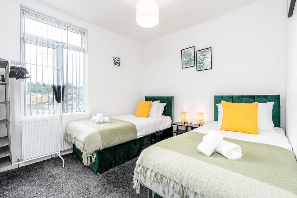 4 Bedroom House with 2 Bathrooms - Back Garden with Outdoor Seating Sleeps 7 House in Sheffield