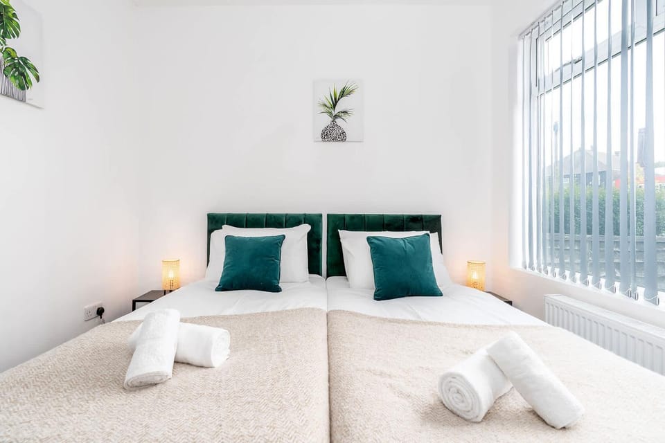 4 Bedroom House with 2 Bathrooms - Back Garden with Outdoor Seating Sleeps 7 House in Sheffield