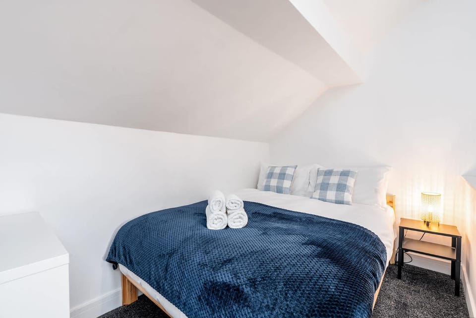 4 Bedroom House with 2 Bathrooms - Back Garden with Outdoor Seating Sleeps 7 House in Sheffield