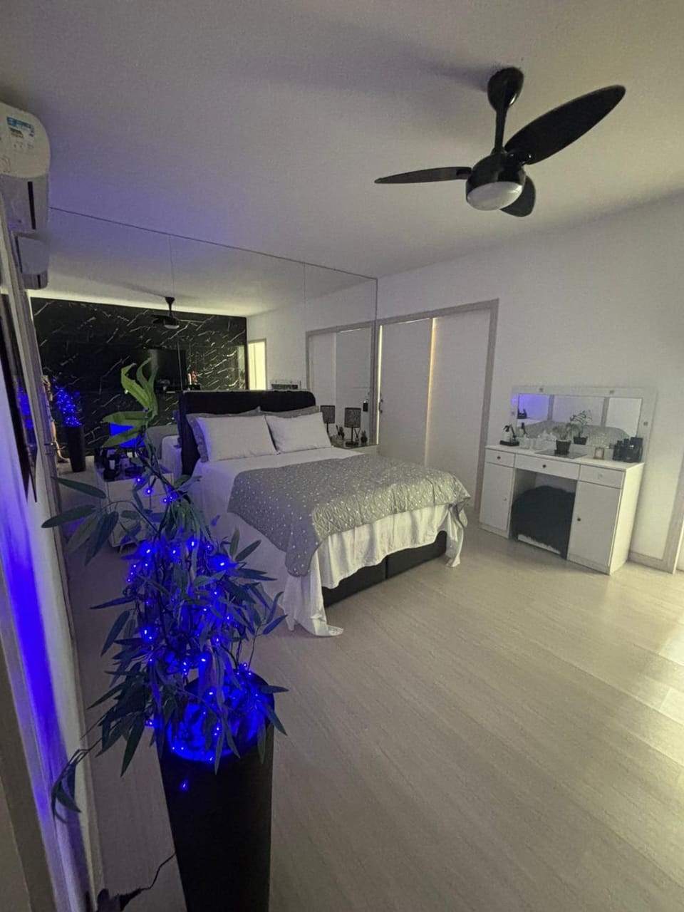 Bedroom, air conditioner