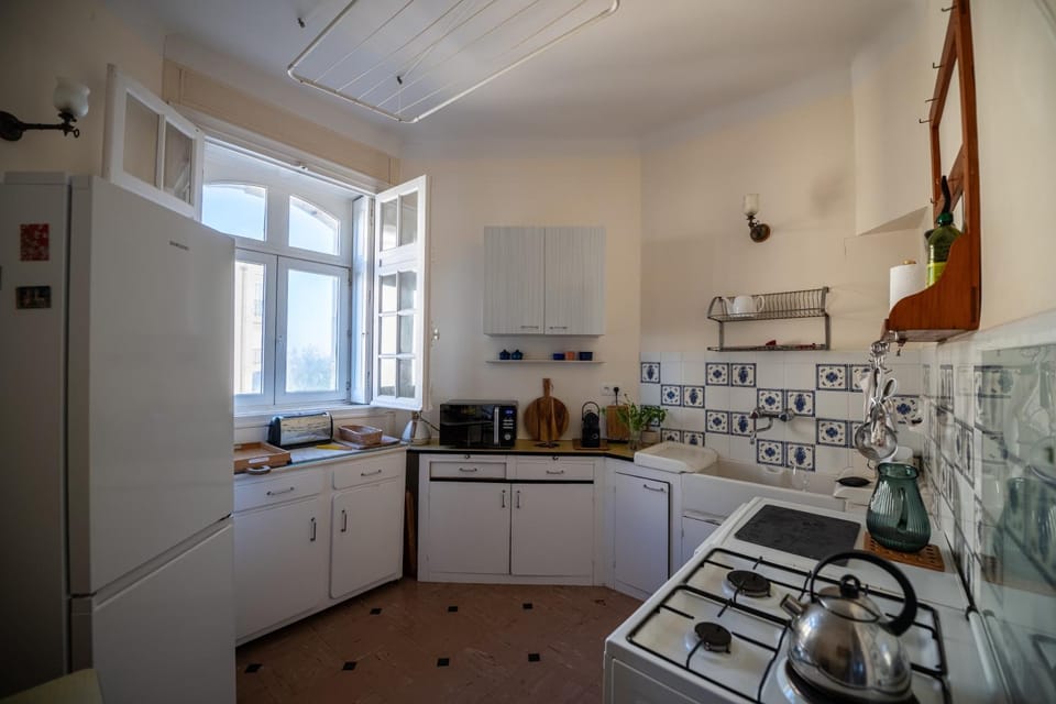 Kitchen or kitchenette, dishwasher, oven